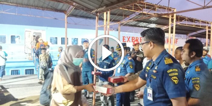 Mudik Lebaran 2024, KSOP Gresik Bagikan Takjil Penumpang KM Express&nbsp;Bahari