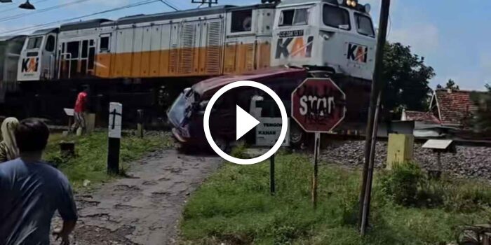 Mobil Warga Pasuruan Ringsek Tertabrak Kereta Api Argo Semeru di Wonoasri Madiun