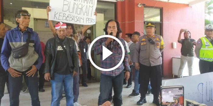 Jurnalis bersama Mahasiswa Gelar Aksi di Halaman DPRD Kota Surabaya, Tolak Pembungkaman RUU No 23 Tahun 2002