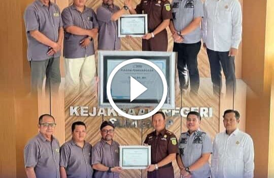 Pindah Tugas, SMSI Sumenep Beri Penghargaan Kajari Trimo SH.MH