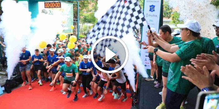 Pj Gubernur Jawa Timur Berangkatkan Ribuan Pelari Surabaya Medic Air Run 2024