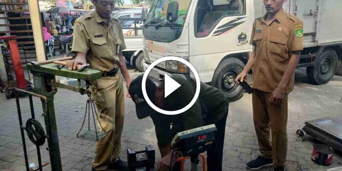 UPTD Metrologi Legal Sumenep lakukan Tera Timbangan di Pasar&nbsp;Anom