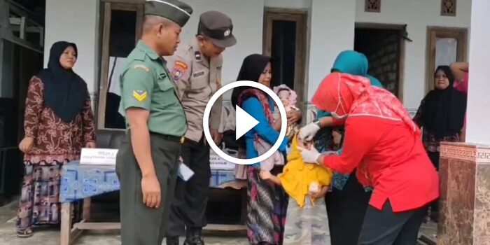 Babinsa Koramil Pamekasan bersama Bhabinkamtibmas Dampingi Kegiatan Posyandu Balita di Desa Teja&nbsp;Timur