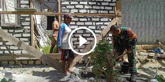 TNI Manunggal dengan Rakyat, Babinsa Koramil 0826-11 Batumarmar bantu Pembangunan Rumah Warga