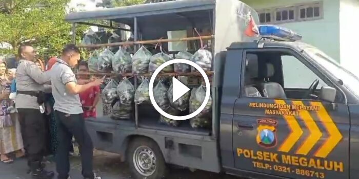 Polisi di Jombang Sulap Mobil Patroli Jadi Gerobak Bagikan Sayur Gratis ke Warga