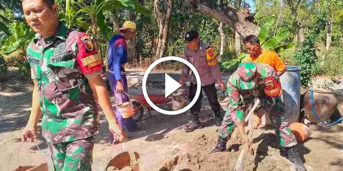 Anggota Koramil 0826-05 Larangan dan Bhabinkamtibmas Sinergi Bangun Rumah Warga Desa Montok