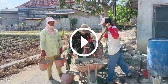 Babinsa Koramil 0826-06 Pademawu bersama Warga Desa Prekbun Buat&nbsp;Plengsengan