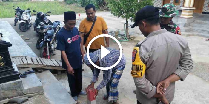 Babinsa Koramil 0826-05 Larangan dan Bhabinkamtibmas Kawal Pemasangan Patok Tanah di Desa Peltong