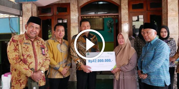 Plt Bupati Sidoarjo bersama BPJS Ketenagakerjaan Serahkan Santunan Perlindungan Ahli Waris Kepala&nbsp;Desa