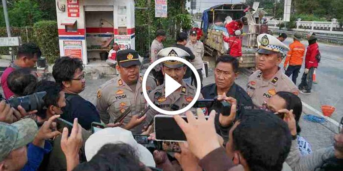 Antisipasi Balap Liar, Satlantas Polres Jombang Pasang Garis Kejut di Jalur Arteri&nbsp;Perak