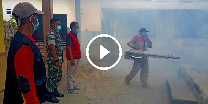 Babinsa Koramil 0826-10 Waru dampingi Tim Jumantik Puskesmas Lakukan Fogging Rumah Warga