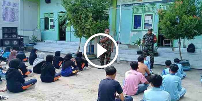Anggota Koramil 0826-10 Waru Berikan Wasbang dan Pelatihan PBB Siswa SMK Bustanul&nbsp;Ulum