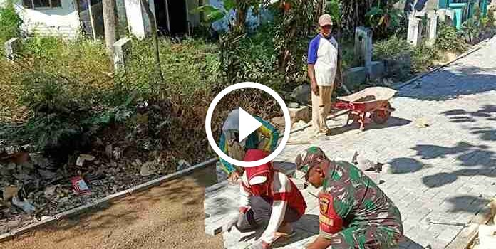 Babinsa Koramil 0826-05 Larangan Gotong Royong Pasang Paving Blok Jalan Desa&nbsp;Taraban