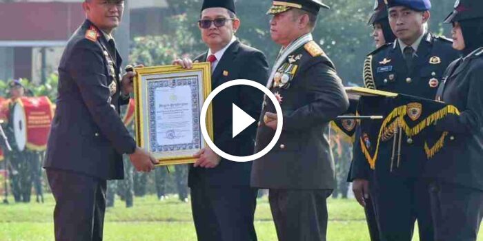 Pj Gubernur Jawa Timur Terima Piagam dan Pin Emas dari Kapolri