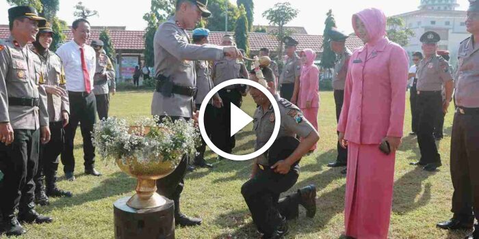 Tradisi Siram Air Kembang Warnai Kenaikan Pangkat 62 Personel Polres Jombang