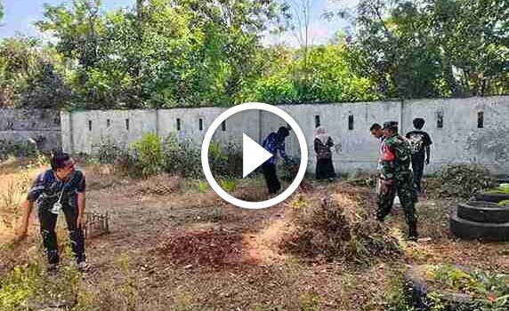 Babinsa Blumbungan dan Mahasiswa Unira Kolaborasi Manfaatkan Lahan untuk Tanaman Obat Keluarga