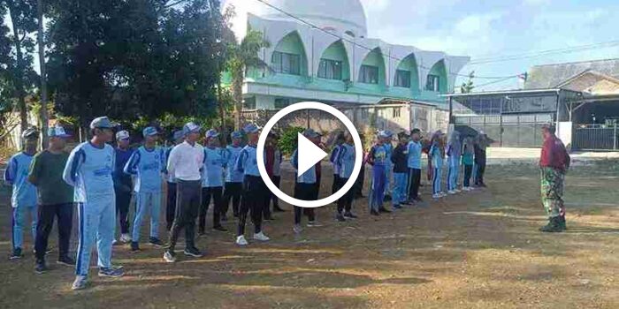Anggota Koramil 0826-10 Waru Gelar Pelatihan Anggota Paskibraka Tingkat Kecamatan