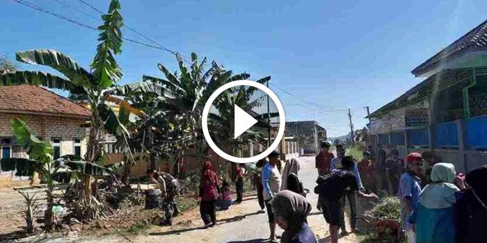 Babinsa Koramil 0826-09 Pakong bersama Mahasiswa KKN Gelar Kerja Bhakti di Desa Klompang Timur