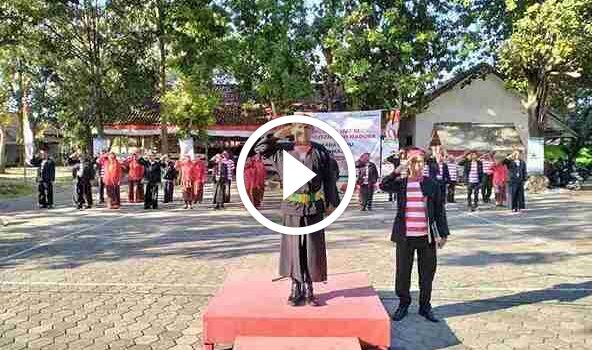 Gelar Upacara HUT RI ke-79 Karyawan Perhutani KPH Madura Pakai Baju Adat