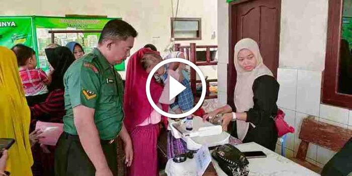 Babinsa Koramil 0826-05 Larangan, Dampingi Kegiatan Posyandu di Desa Blumbungan