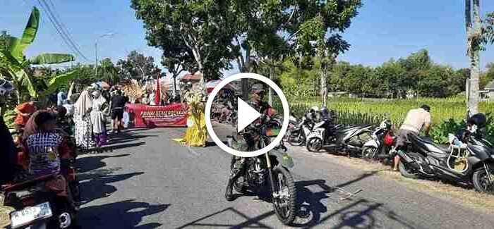 Anggota Koramil 0826-06 Pademawu Lakukan Pengamanan Pawai Kemerdekaan HUT RI ke-79 di Desa&nbsp;Tambung