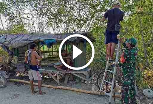 Babinsa Koramil 0826-11 Batumarmar Bantu Warga Rawat lampu jalan Dusun Barat&nbsp;Laok