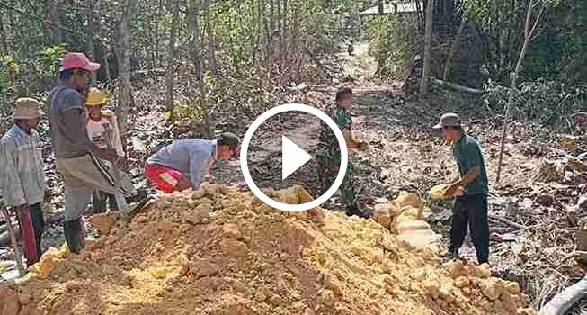 Babinsa Koramil Pamekasan Pantau dan Bantu Pembukaan Jalan Penghubung Antar Dusun di Desa Nyalabu Daya